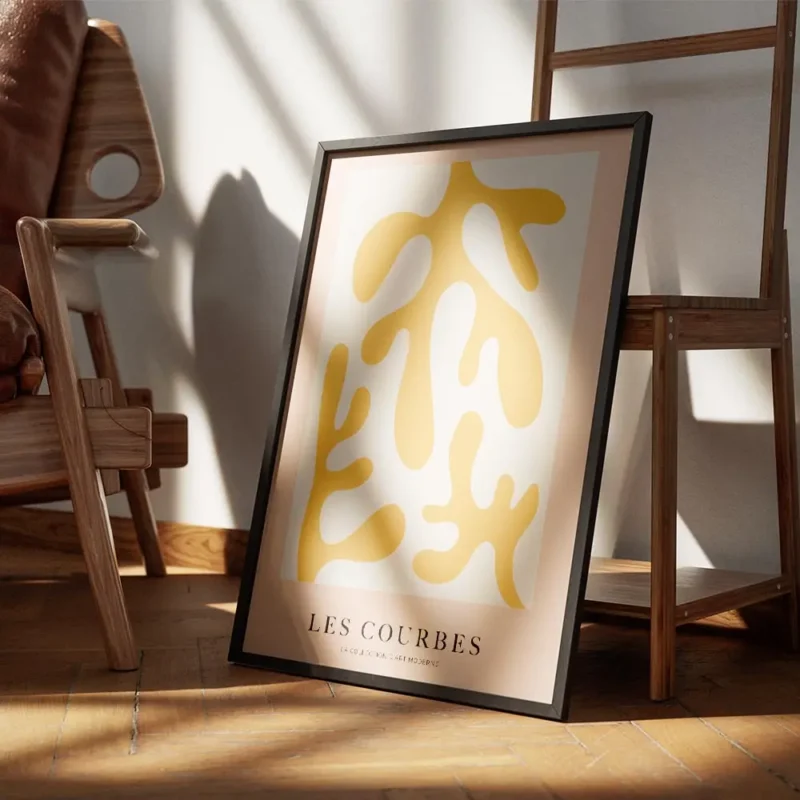affiche avec des formes abstraites jaune moutarde sur fond beige clair bordure r encadre.webp