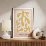 affiche avec des formes abstraites jaune moutarde sur fond beige clair bordure r meuble.webp