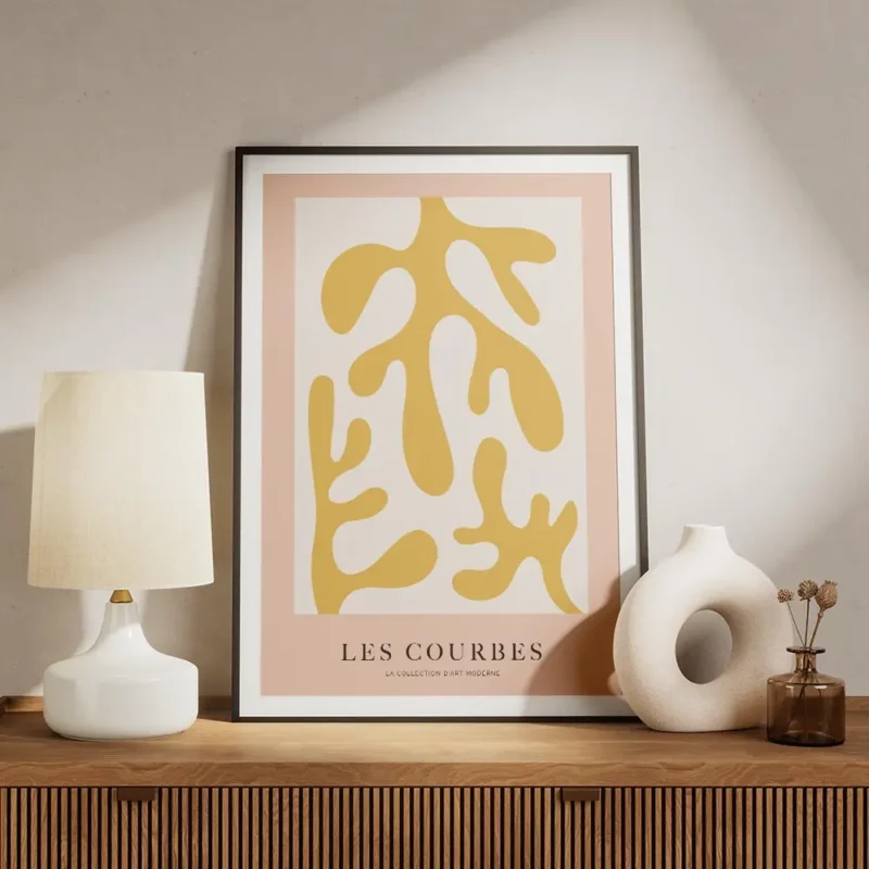 affiche avec des formes abstraites jaune moutarde sur fond beige clair bordure r meuble.webp