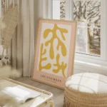 affiche avec des formes abstraites jaune moutarde sur fond beige clair bordure r salon beige.webp