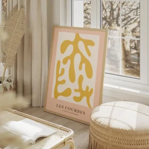 affiche avec des formes abstraites jaune moutarde sur fond beige clair bordure r salon beige.webp