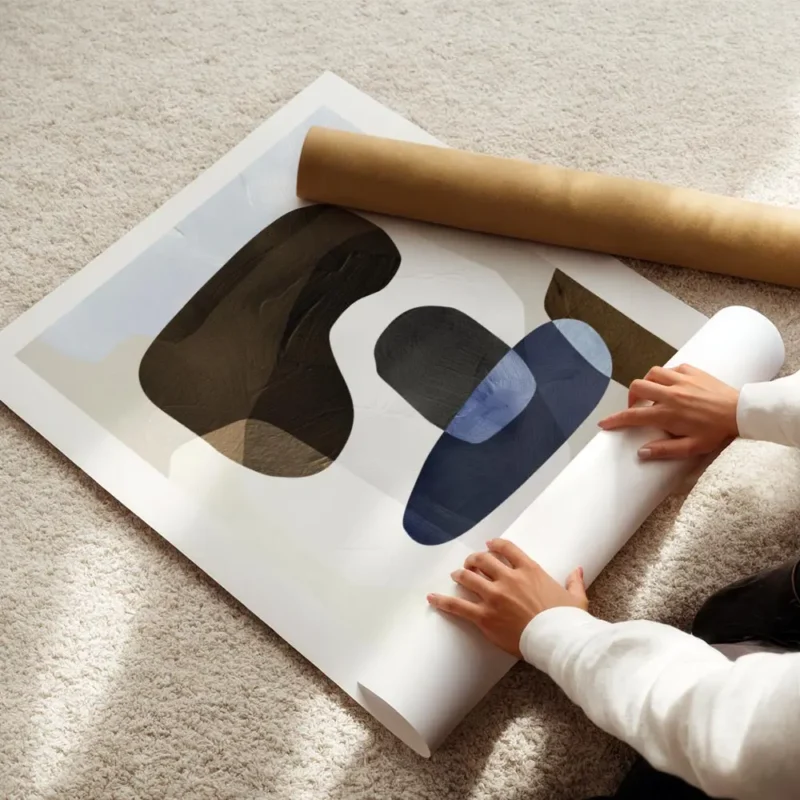 affiche avec des formes abstraites marron bleu et blanc avec une texture de coup enroule.webp