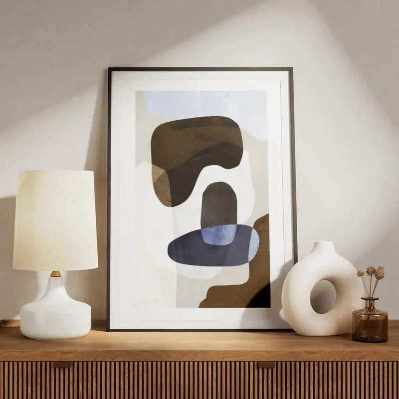 affiche avec des formes abstraites marron bleu et blanc avec une texture de coup meuble.webp