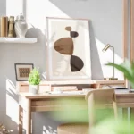 affiche avec des formes abstraites marron clair et fonce sur fond beige texture bureau.webp