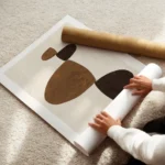 affiche avec des formes abstraites marron clair et fonce sur fond beige texture enroule.webp