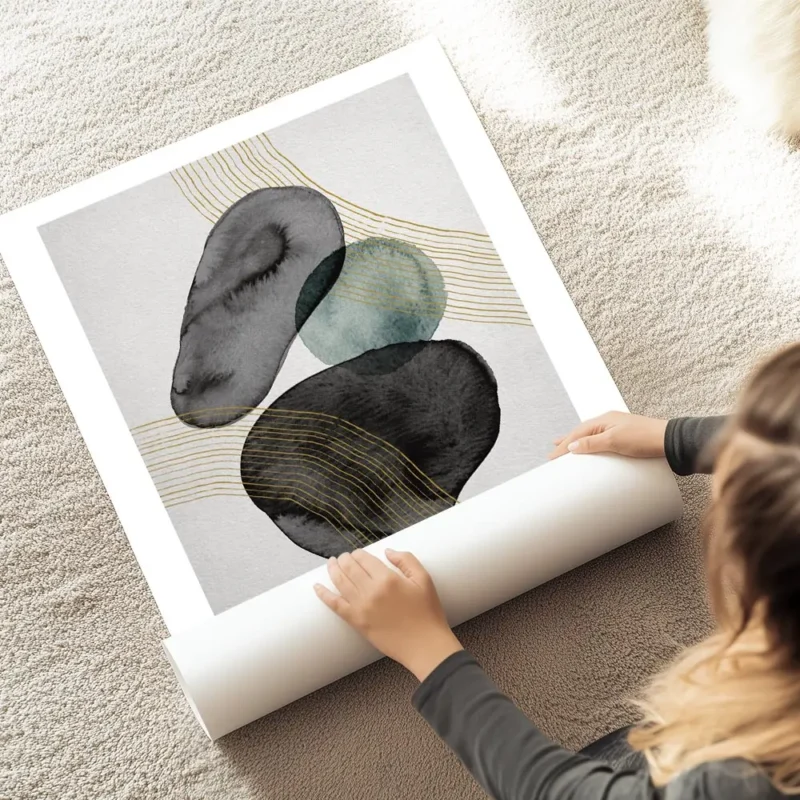 affiche avec des formes abstraites noires et bleues a laquarelle traversees par au sol.webp