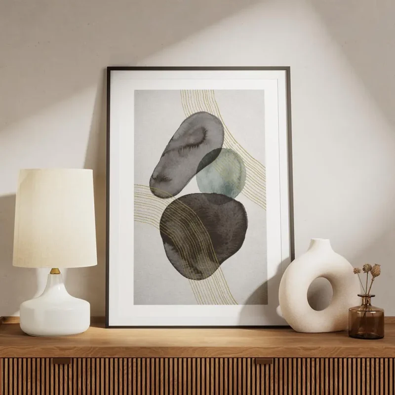 affiche avec des formes abstraites noires et bleues a laquarelle traversees par meuble.webp