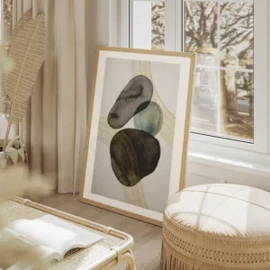 affiche avec des formes abstraites noires et bleues a laquarelle traversees par salon beige.webp