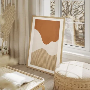 affiche avec des formes abstraites ondulees orange et blanches et des lignes ver salon beige.webp