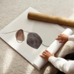 affiche avec des formes aquarelle marron et grises et une ligne noire abstraite enroule.webp