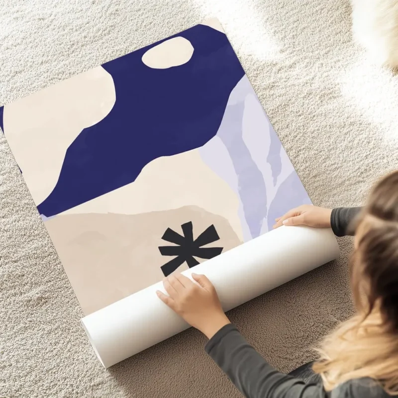 affiche avec des formes bleues beiges et noires style dessin minimaliste au sol.webp
