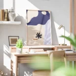 affiche avec des formes bleues beiges et noires style dessin minimaliste bureau.webp