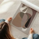 affiche avec des formes courbes et organiques de couleurs beige et marron sur un en rouleau.webp