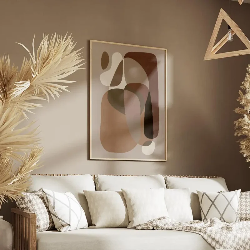 affiche avec des formes courbes et organiques de couleurs beige et marron sur un salon.webp