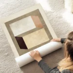 affiche avec des formes geometriques beige marron fonce et terracotta sur un fon au sol.webp