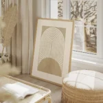 affiche avec des formes geometriques beiges des lignes courbes et un demi cercle salon beige.webp
