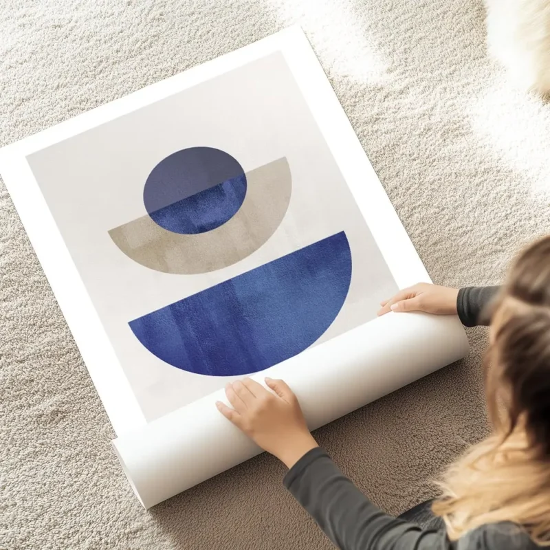 affiche avec des formes geometriques bleues et beiges sur fond gris beige typogr au sol.webp
