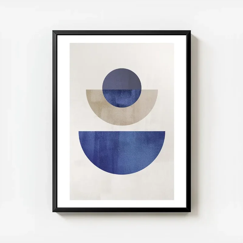affiche avec des formes geometriques bleues et beiges sur fond gris beige typogr avec cadre.webp