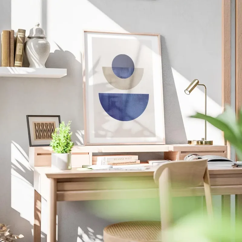 affiche avec des formes geometriques bleues et beiges sur fond gris beige typogr bureau.webp