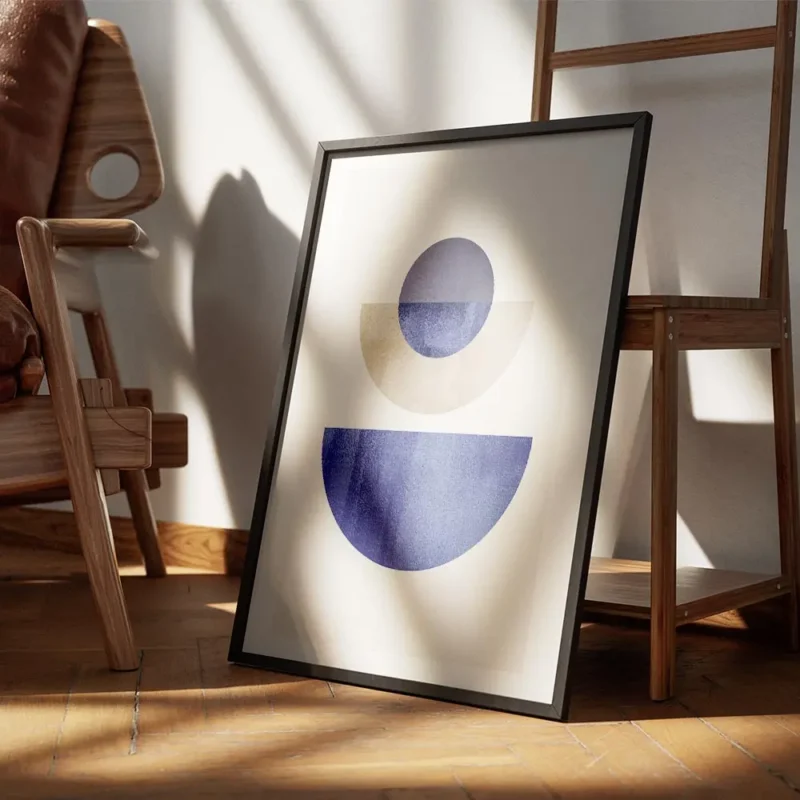 affiche avec des formes geometriques bleues et beiges sur fond gris beige typogr encadre.webp