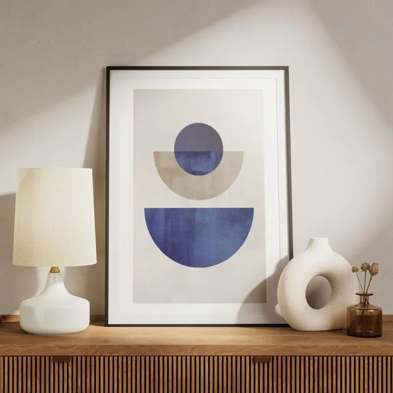 affiche avec des formes geometriques bleues et beiges sur fond gris beige typogr meuble.webp
