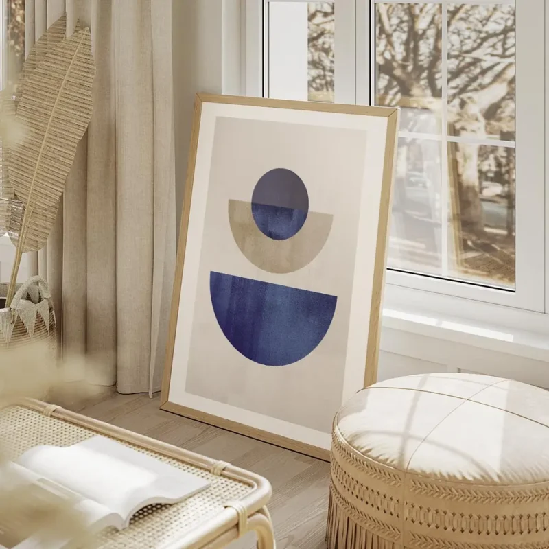 affiche avec des formes geometriques bleues et beiges sur fond gris beige typogr salon beige.webp
