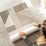 affiche avec des formes geometriques et typographie effet lin tons neutres de be au sol.webp