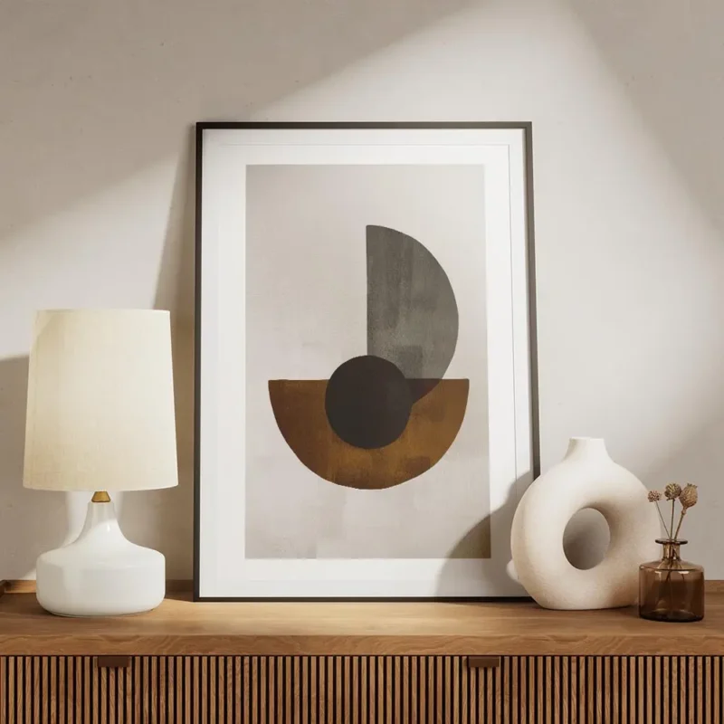 affiche avec des formes geometriques noires marron et grises sur fond beige text meuble.webp