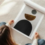 affiche avec des formes geometriques noires marron et grises sur un fond beige i en rouleau.webp