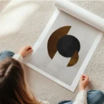 affiche avec des formes geometriques un cercle noir et des demi cercles marron s en rouleau.webp