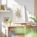 affiche avec des formes grises aquarelle et cercles dores abstraits projetes sur bureau.webp