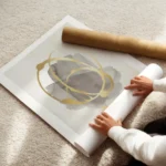 affiche avec des formes grises aquarelle et cercles dores abstraits projetes sur enroule.webp