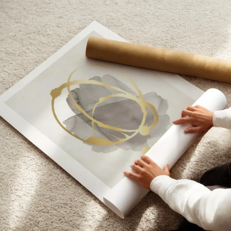 affiche avec des formes grises aquarelle et cercles dores abstraits projetes sur enroule.webp