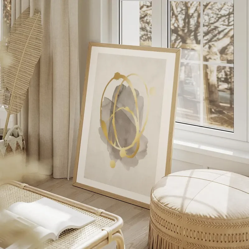 affiche avec des formes grises aquarelle et cercles dores abstraits projetes sur salon beige.webp