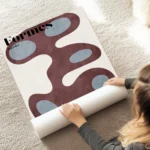 affiche avec des formes liquides abstraites en bordeaux et bleu clair sur fond b au sol.webp