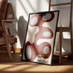 affiche avec des formes liquides abstraites en bordeaux et bleu clair sur fond b encadre.webp