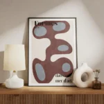 affiche avec des formes liquides abstraites en bordeaux et bleu clair sur fond b meuble.webp