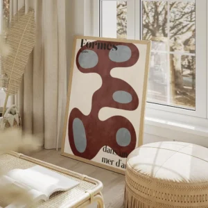 affiche avec des formes liquides abstraites en bordeaux et bleu clair sur fond b salon beige.webp