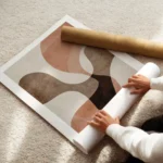 affiche avec des formes organiques abstraites superposees de couleur marron et o enroule.webp