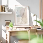 affiche avec des formes rondes en beige rose et bleu et un fond de points blancs bureau.webp