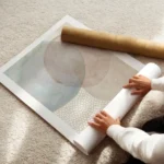 affiche avec des formes rondes en beige rose et bleu et un fond de points blancs enroule.webp