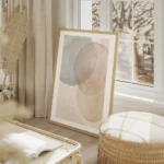 affiche avec des formes rondes en beige rose et bleu et un fond de points blancs salon beige.webp