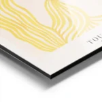 affiche avec des formes tourbillonnantes jaunes sur fond blanc et texte noir sty aluminium.webp