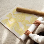 affiche avec des formes tourbillonnantes jaunes sur fond blanc et texte noir sty enroule.webp