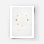 affiche avec des illustrations dorees dune lune et dun soleil entoures de phases.webp