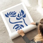 affiche avec des illustrations graphiques de fleurs bleues sur un fond beige cla au sol.webp