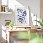 affiche avec des illustrations graphiques de fleurs bleues sur un fond beige cla bureau.webp