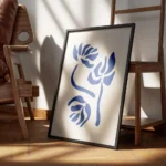affiche avec des illustrations graphiques de fleurs bleues sur un fond beige cla encadre.webp