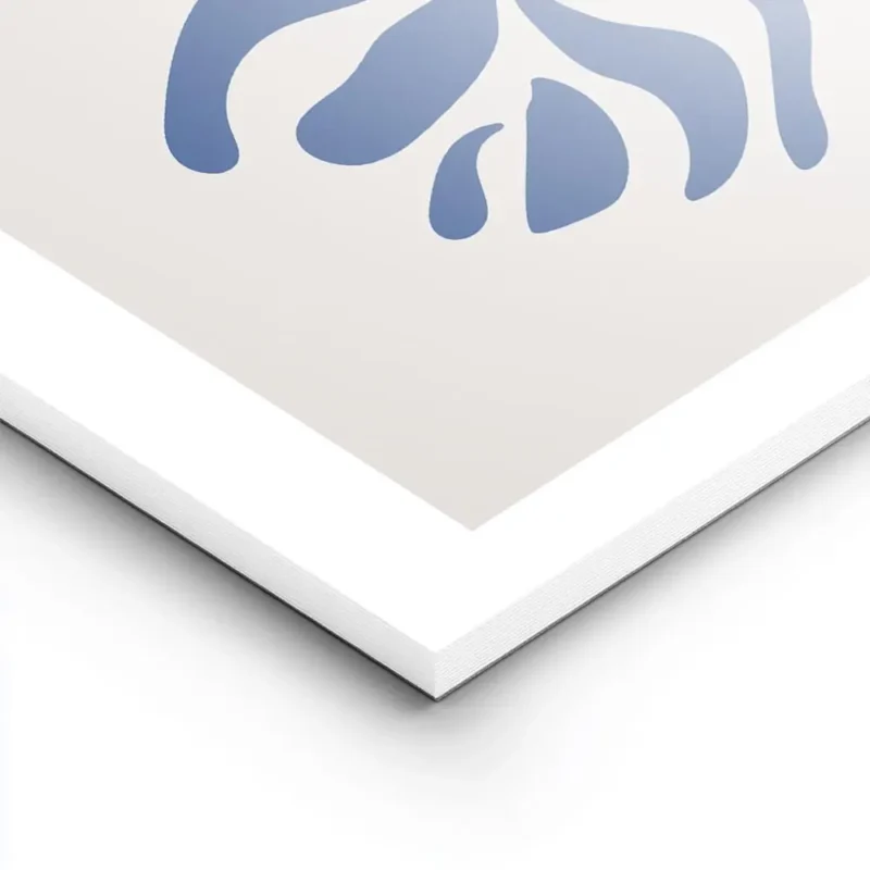 affiche avec des illustrations graphiques de fleurs bleues sur un fond beige cla lightpanel.webp