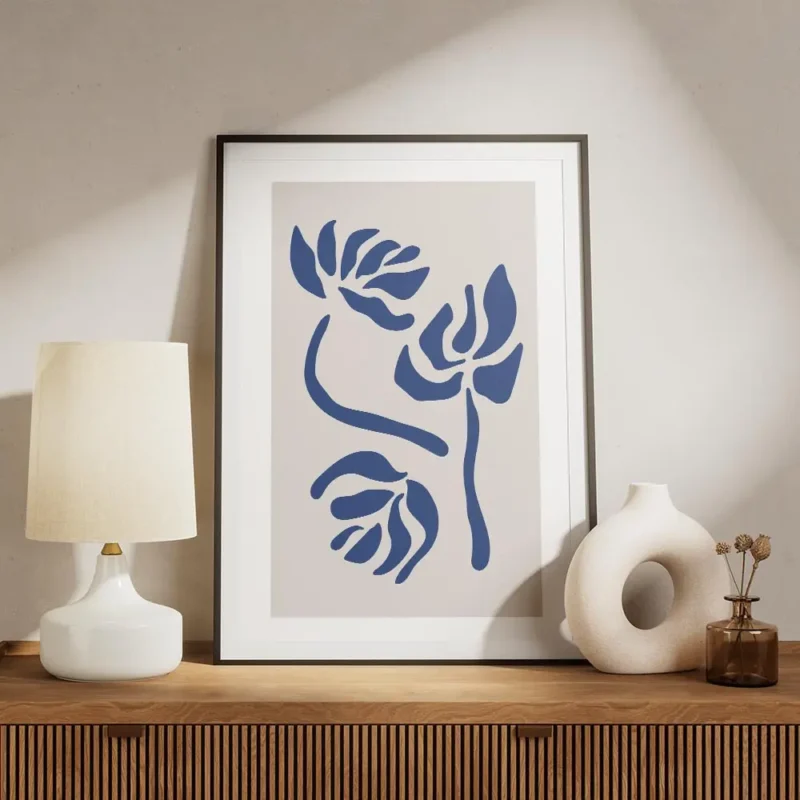 affiche avec des illustrations graphiques de fleurs bleues sur un fond beige cla meuble.webp
